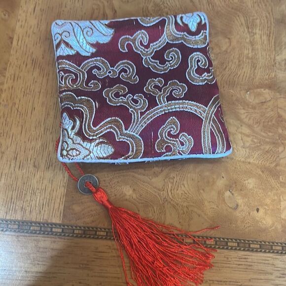 CRYSTAL HEART Faceted Deep Red Paperweight in - Picture 7 of 16